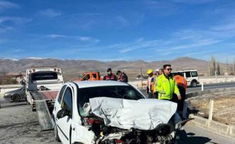 Otomobil ile kamyon çarpıştı: 1 yaralı