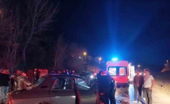 Otomobiller kafa kafaya çarpıştı: 7 yaralı