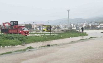 Selden etkilenen Dikili ve Foça’da su tahliye çalışmaları sürüyor