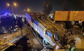 Tarsus’ta yolcu minibüsü ile otomobil çarpıştı: 10 yaralı