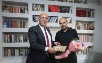 Van’da bıçaklı saldırıda yaralanan öğretmene moral ziyareti