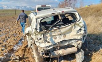 Amasya’da otomobil ile SUV araç çarpıştı: 8 yaralı