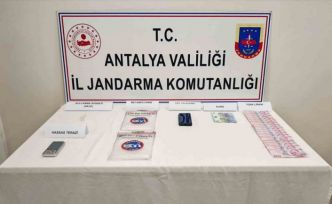 Araçta yapılan aramada 1 kilo 185 gram metamfetamin ele geçirdi