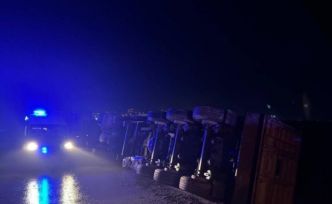 Bilecik’te devrilen tırın sürücüsü yaralandı