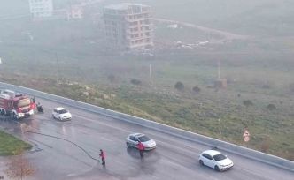 Cam paleti yüklü kamyonetten düşen cam parçaları trafiği durdurdu