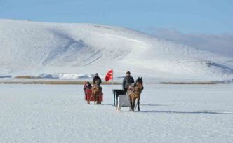 Çıldır Gölü’nde kış masalı: Atlı kızaklar buz üstünde halaylarla sezonu açtı