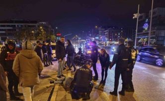 Direksiyon kontrolüne kaybeden motosiklet sürücüsü yön tabelasına çarptı; 2 yaralı