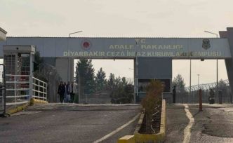 Diyarbakır’da 11’inci yargı paketi heyecanı: Aileler cezaevi önünde toplandı