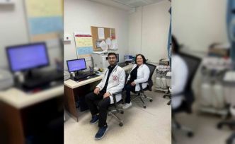 Ebe anne doktor oğluyla birlikte şifa dağıtıyor