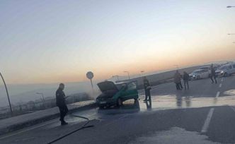 Elazığ’da seyir halindeki araç alev aldı