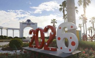 Geri dönüşümle hazırlanan yeni yıl süslemeleri Mersin’i renklendirdi