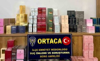 Karayolunda durumlarından şüphelenilen şahıslarda kaçak parfüm ele geçirildi