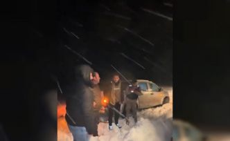 Karda mahsur kalan 4 vatandaş 3 saatlik zorlu çalışmayla kurtarıldı