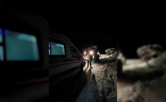 Karda mahsur kalan ambulansı, ekipler kurtardı