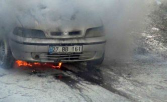 Kars’ta park halindeki otomobil alevlere teslim oldu