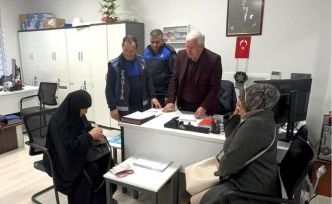 Kartepe’de zabıta ekiplerinin bulduğu cüzdan sahibine teslim edildi