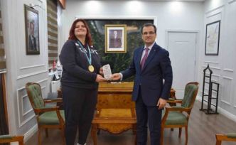 Kaymakam Güldoğan’dan şampiyon judocu Öztürk’e plaket