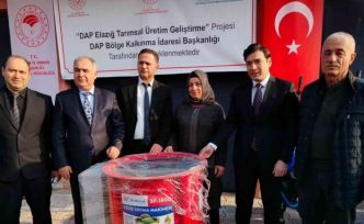 Keban’da çiftçilere makine dağıtıldı