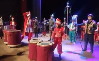 Mehteranda kösü düşmana vurur gibi vuran genç sosyal medyayı salladı