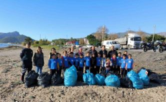 Öğrenciler sahilde temizlik yaptı