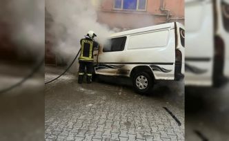 Park halindeki minibüs çıkan yangında kullanılamaz hale geldi