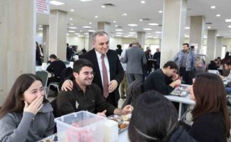 Rektör Prof. Dr. Altun, öğrenciler ile yemek yedi