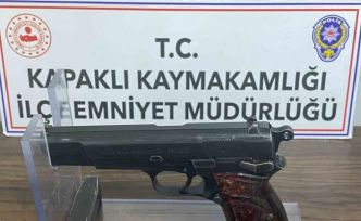 Ruhsatsız tabanca taşıyan 2 şahıs polis engeline takıldı