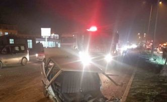 Tırla çarpışan Tofaş ikiye bölündü