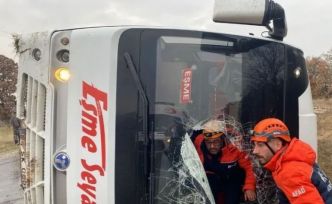 Uşak’ta yolcu taşıyan midibüs yan yattı: 5 yaralı