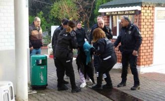 Yola bıraktığı çanta polisi alarma geçirdi, gözaltına alınırken güçlük yaşattı