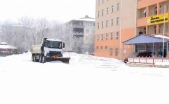 Ağrı’da okullar ikinci dönem öncesi kar temizleme çalışmalarıyla hazırlandı