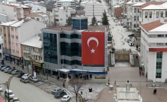 Alaca Belediyesi hizmet binasına dev Türk bayrağı astı