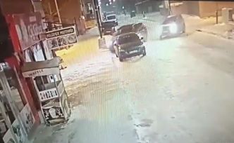 Ardahan’da otomobil iş yerine daldı
