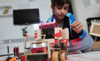 Atık malzemeler ve harçlığıyla traktör maketi üreten Selçuk, Selçuk Bayraktar’ı örnek alıyor