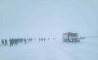 Bayburt’ta kar nedeniyle yolda kalan sürücülerin yardımına ekipler yetişti