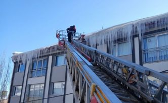Bayburt’ta tehlike oluşturan buz sarkıtları temizleniyor