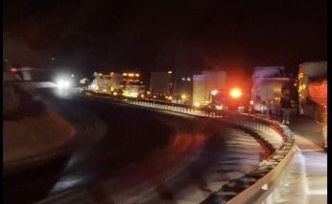 Bitlis’te kapanan yollarda uzun araç kuyrukları oluştu