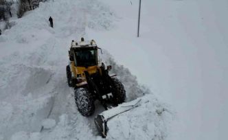 Bitlis’te köy yollarında karla mücadele çalışması