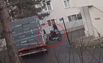 Çorlu’da kamyonetle motosikletin çarpıştığı kaza kamerada