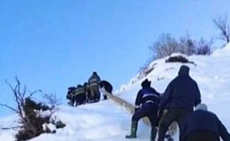 Elektrik şirketi ekipleri, kar yağışının 1 metreyi aştığı bölgede çalışmalarını sürdürüyor