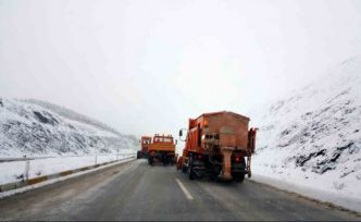 Erzincan-Sivas ve Gümüşhane yolunda kar çilesi
