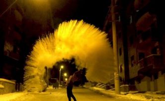 Erzincan’da soğuk havada havaya serpilen kaynar su yere düşmeden buz oldu