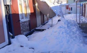 Gölgelikler kar ağırlığına dayanamadı