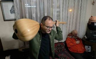 Görme engelli sanatçı sazı ensesinde çalıyor