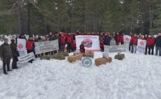 Kastamonu’da karla kaplanan ormanlara yaban hayvanları için yiyecek bırakıldı