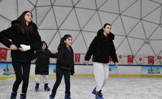 Keçiören Belediyesi’nden ücretsiz buz pateni hizmeti