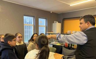 Kırşehir Vali Yardımcısı Balcı tost yaptı, öğrencilerin hesabını ödedi