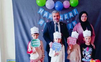 Minik öğrencilerin harfleri bitirme sevinci