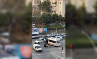 Pendik’te kırmızı ışıkta yol verme kavgası kamerada