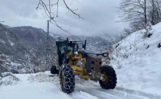 Trabzon’da kar yağışı nedeniyle kapanan mahalle yolları ulaşıma açılıyor